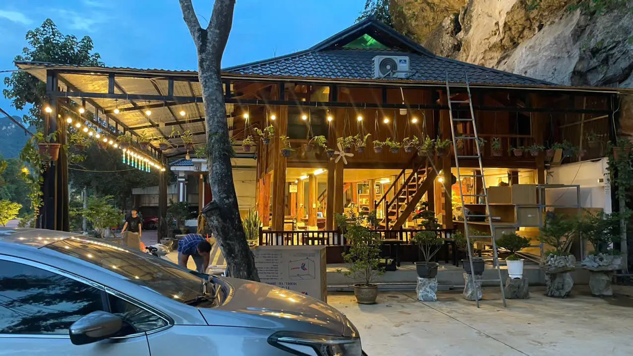 Mặt tiền nhà sàn Mộc Cafe lúc chạng vạng với đèn dây trang trí
