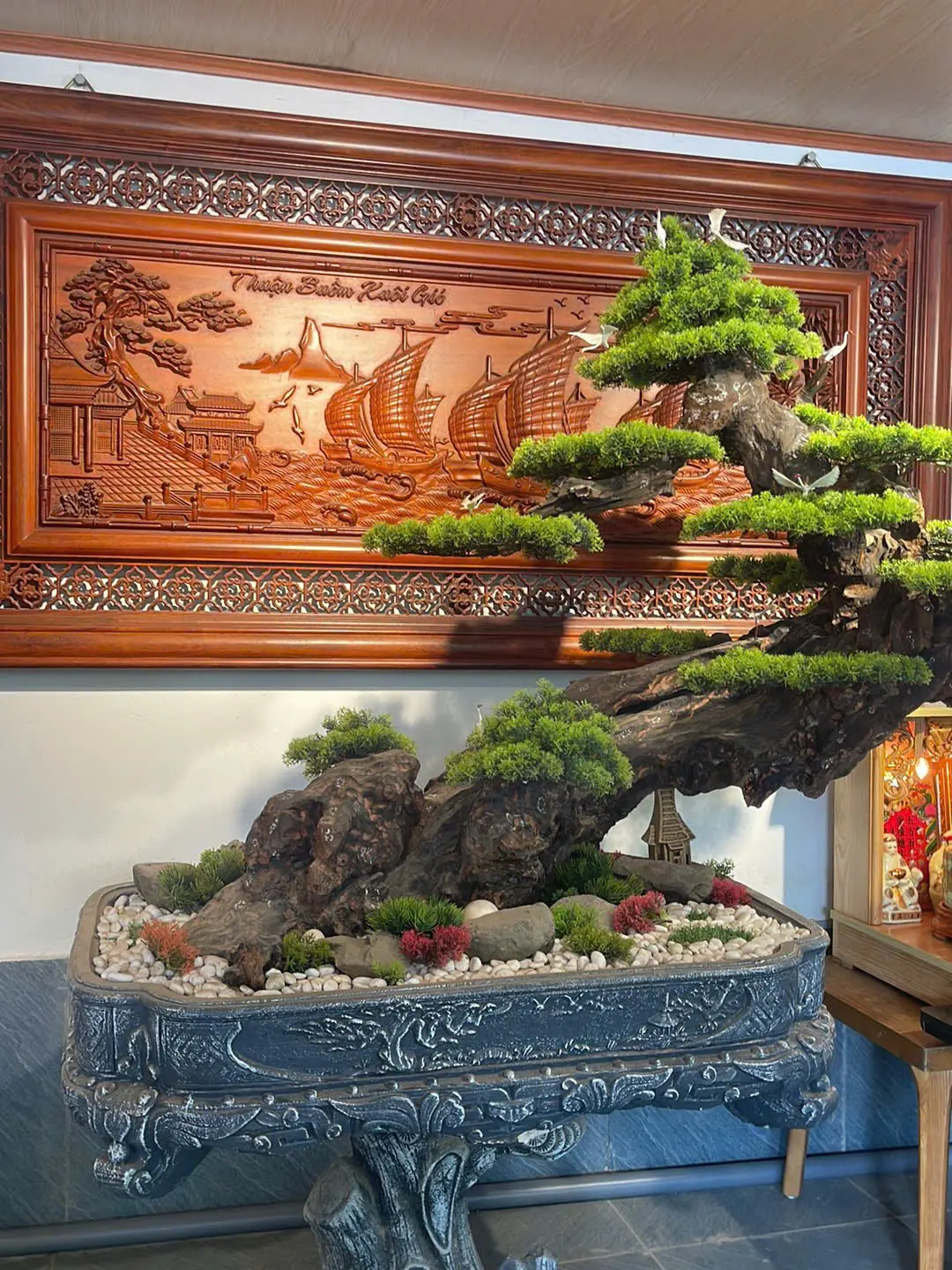 Tiểu cảnh bonsai và tranh gỗ chạm khắc trang trí bên trong Mộc Cafe